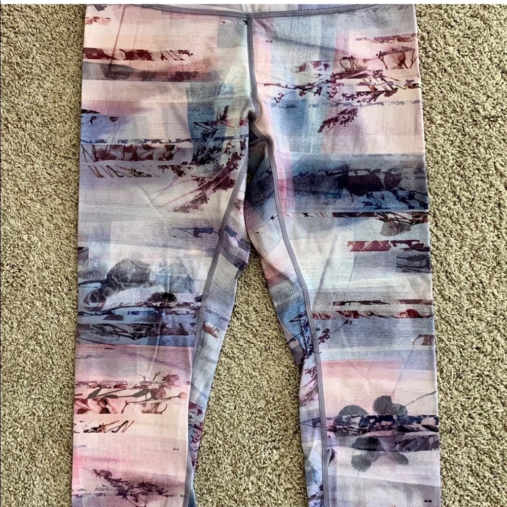 Size 8 Lulu lemon 7/8 patterned leggings